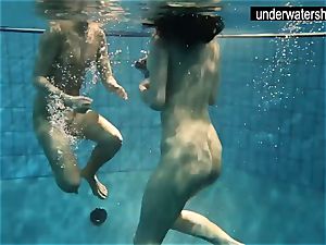 2 luxurious amateurs showcasing their figures off under water